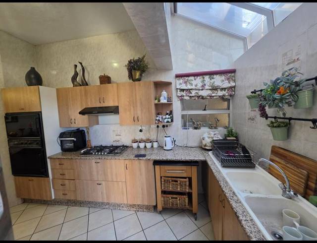 4 BEDROOM CLUSTER FOR SALE IN BASSONIA